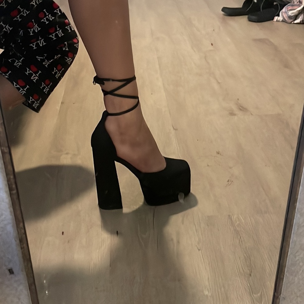 Only wore once for New Year’s party, super cute and comfy, look brand new